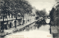 1672 Gezicht op de Oudegracht Tolsteegzijde te Utrecht met op de achtergrond de Hamburgerbrug .